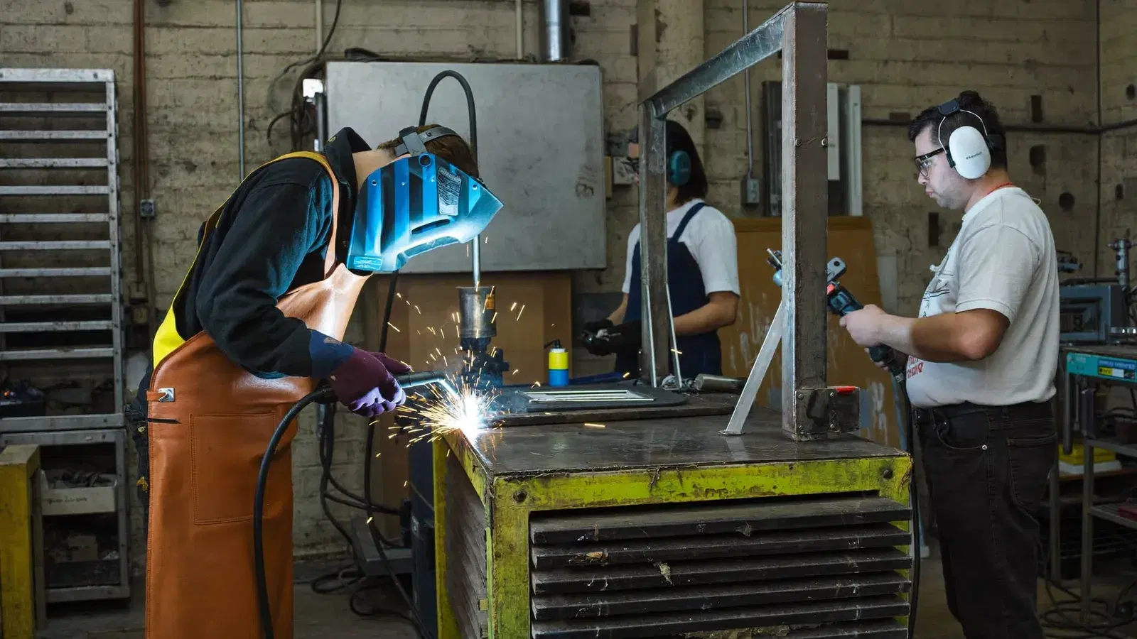 Taller metalmecánico con ruido y máquinas sin programa
